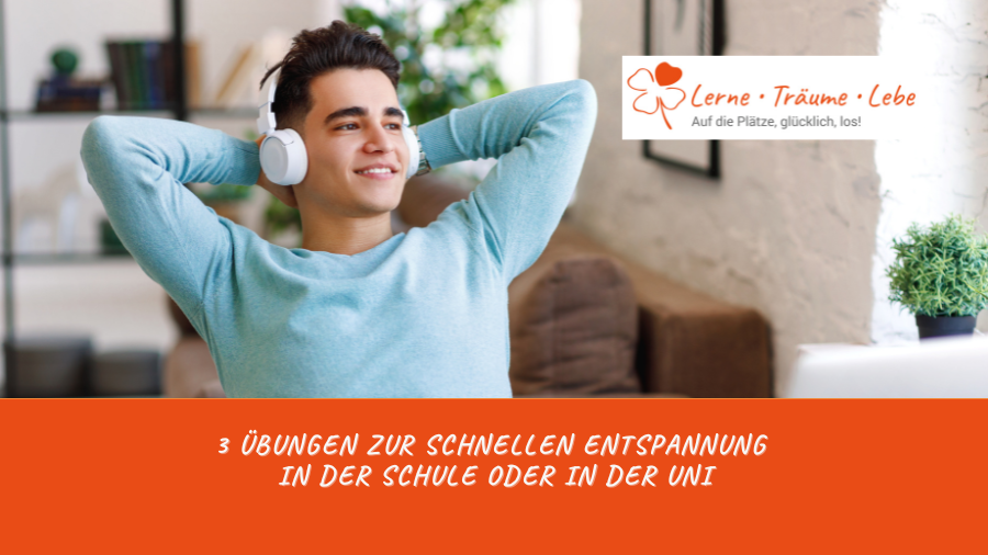 Student lehnt sich am Schreibtisch entspannt zurück