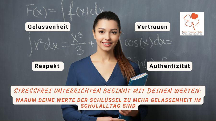 Lehrerin steht entspannt an der Tafel und ist sich ihrer Werte bewusst