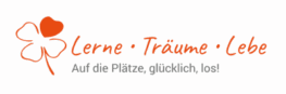 Ein vierblättriges Kleeblatt mit Unternehmensname Lerne•Träume•Lebe