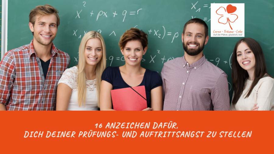Schüler stehen lächelnd vor einer Tafel mit Mathematikformeln in der Schule