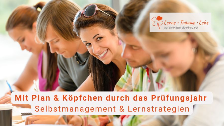 Eine Schülerin sitzt lächeln und entspannt in der Schule und schreibt ihre Prüfung