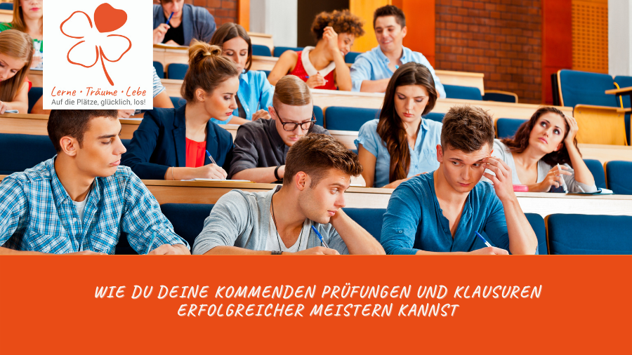Studierende sitzen in der Hochschule in einem Hörsaal und schreiben eine Prüfung