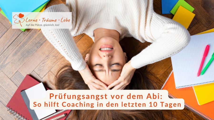 Eine junge Frau liegt verzweifelt auf dem Boden beim lernen und hat Prüfungsangst.