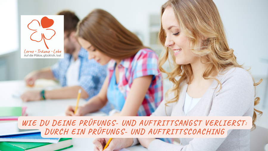 Eine Schülerin schreibt lächelnd und entspannt in der Schule eine Prüfung.