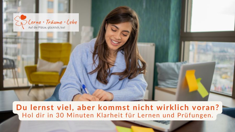 Eine glückliche Schülerin sitzt zu Hause an ihrem Schreibtisch und lernt.