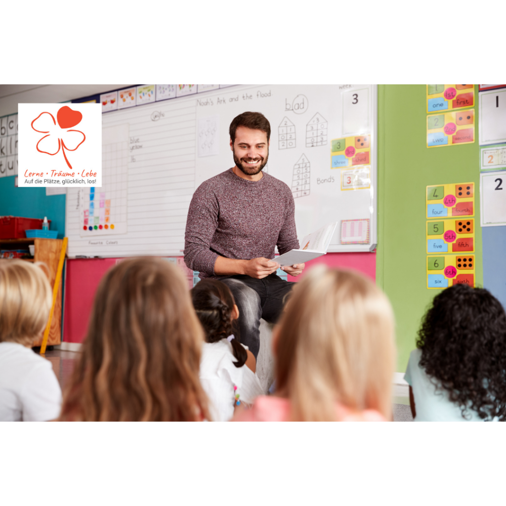 Ein zufriedener Lehrer sitzt vor seiner Klasse in der Schule