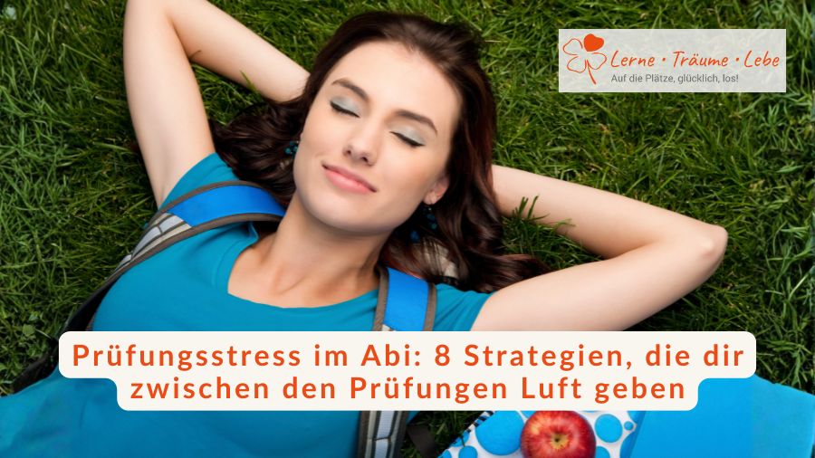 Eine Abiturientin liegt entspannt im Gras und träumt