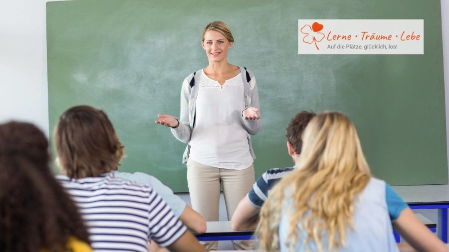 Eine junge Lehrerin unterrichtet Schüler