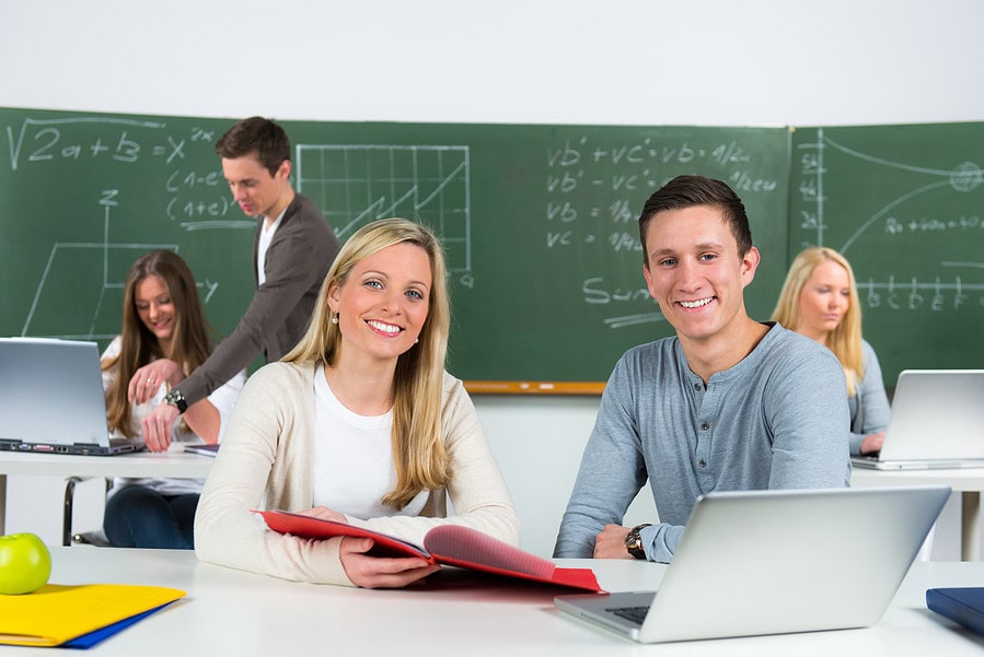 Lehrerin und Schüler im Unterricht