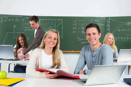 Schüler und Lehrerin im Unterricht