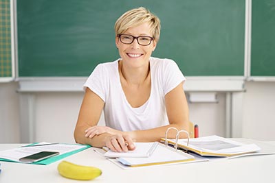 Selbstbewusste Frau im Unterricht